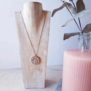 Collier médaille 20mm rose aspect granite